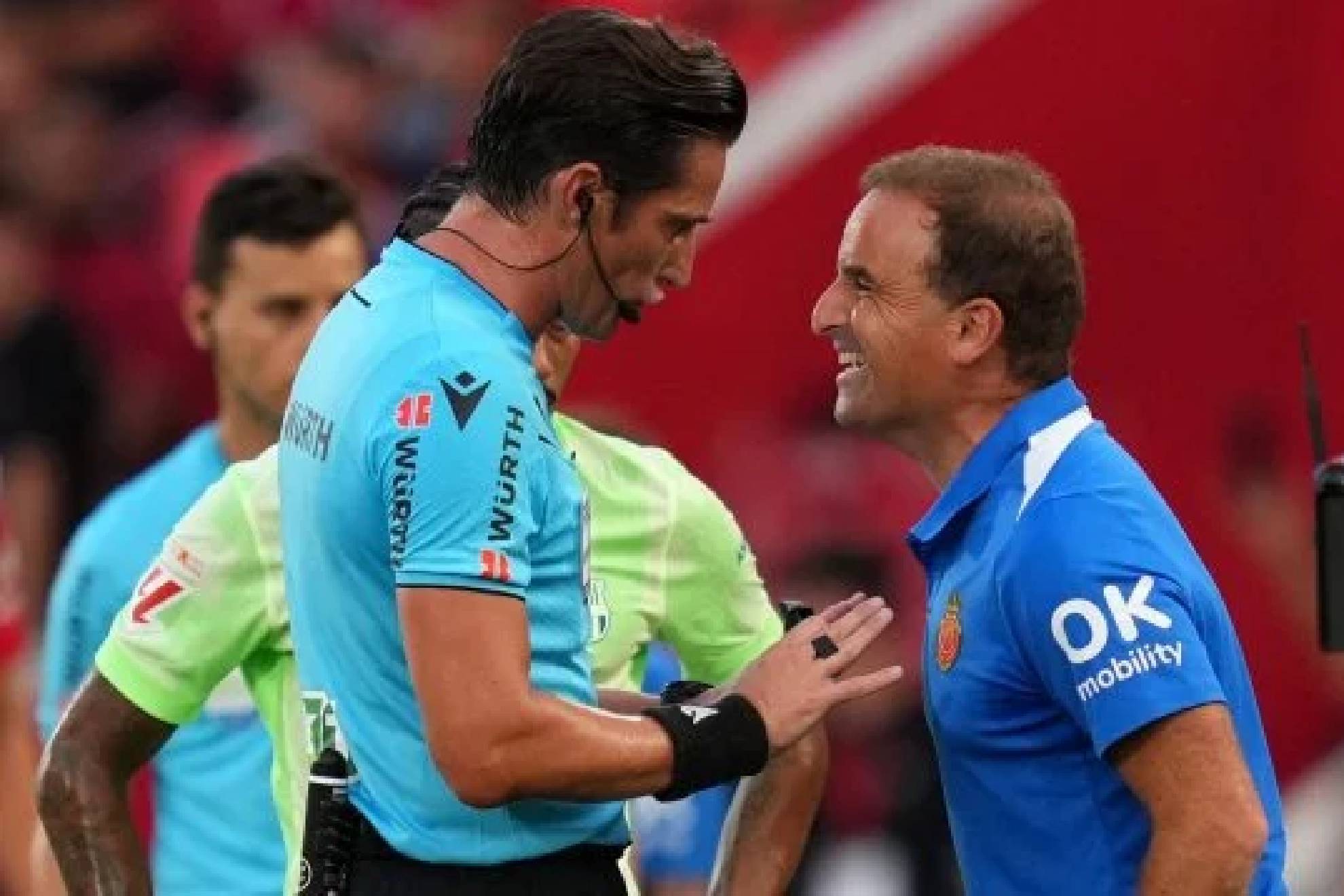 迷在下半场, 但他们离开, 部打击倒地